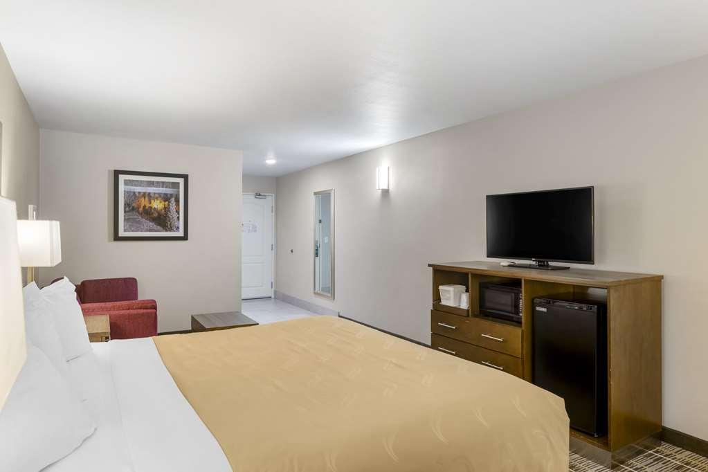 Quality Inn & Suites Carlsbad Caverns Area Room photo